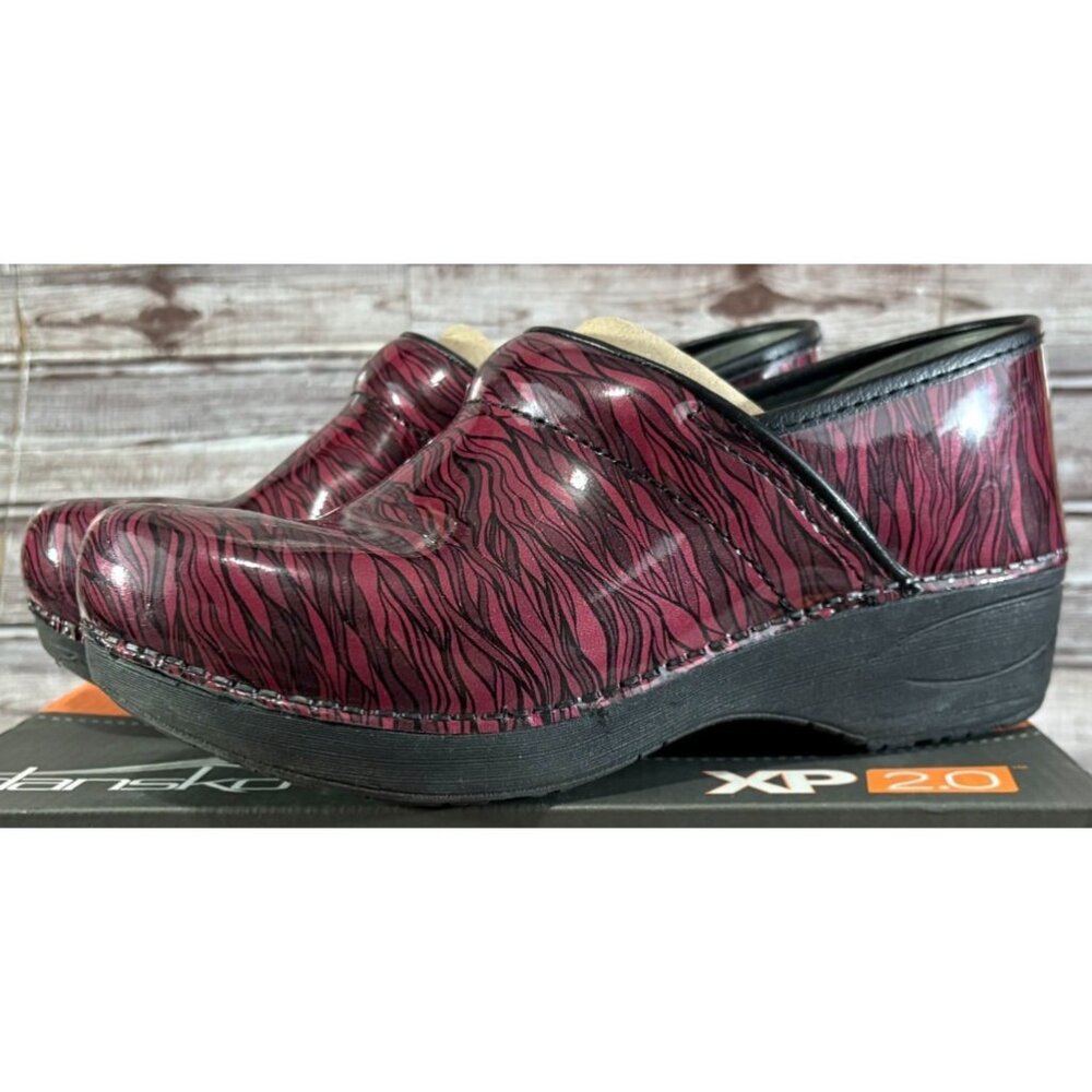 Dansko XP 2.0 Clogs Patent Leather Size 38 US 7.5 - 8 color wavy